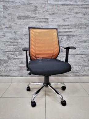 Кресло Barneo K-138 для персонала (черная ткань оранжевая сетка) в Лесном - lesnoy.mebel-74.com | фото